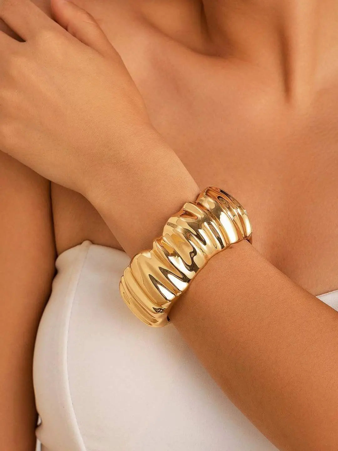 Ishhaara Chunky Ripple Hand Cuff