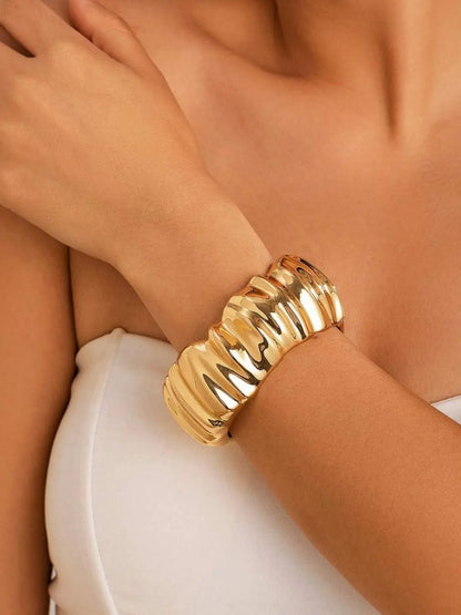 Ishhaara Chunky Ripple Hand Cuff