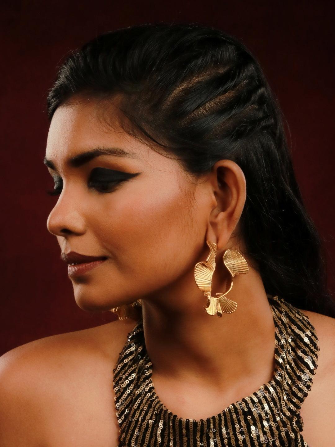 Ishhaara Chunky Wavy Hoop Earring