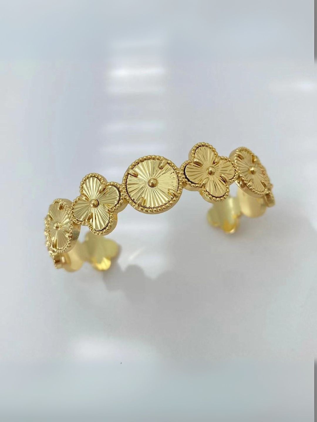 Ishhaara Clover And Sunburst Bracelet