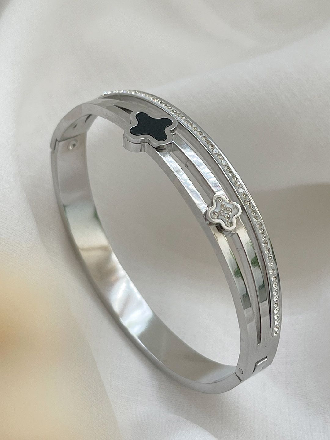 Ishhaara Clover Bangle