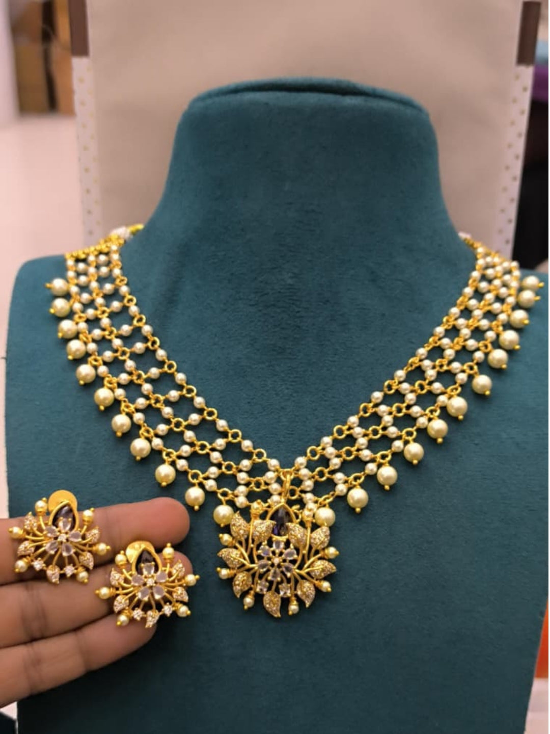 Ishhaara Cluster Pearl Choker Necklace