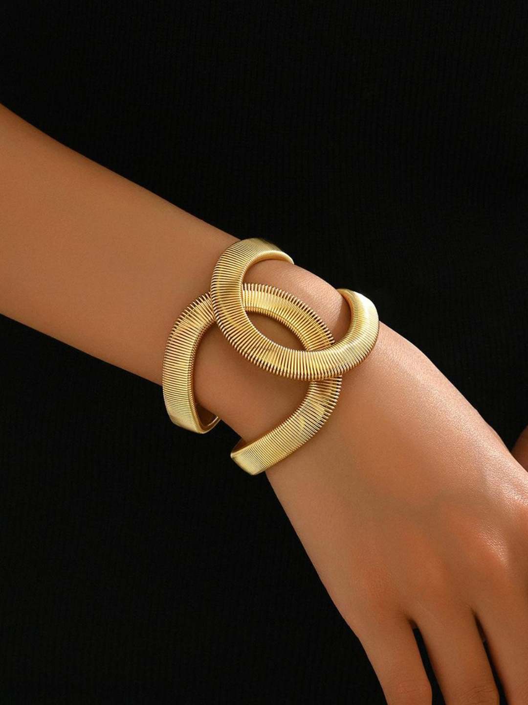 Ishhaara Courageous Coil Bracelet