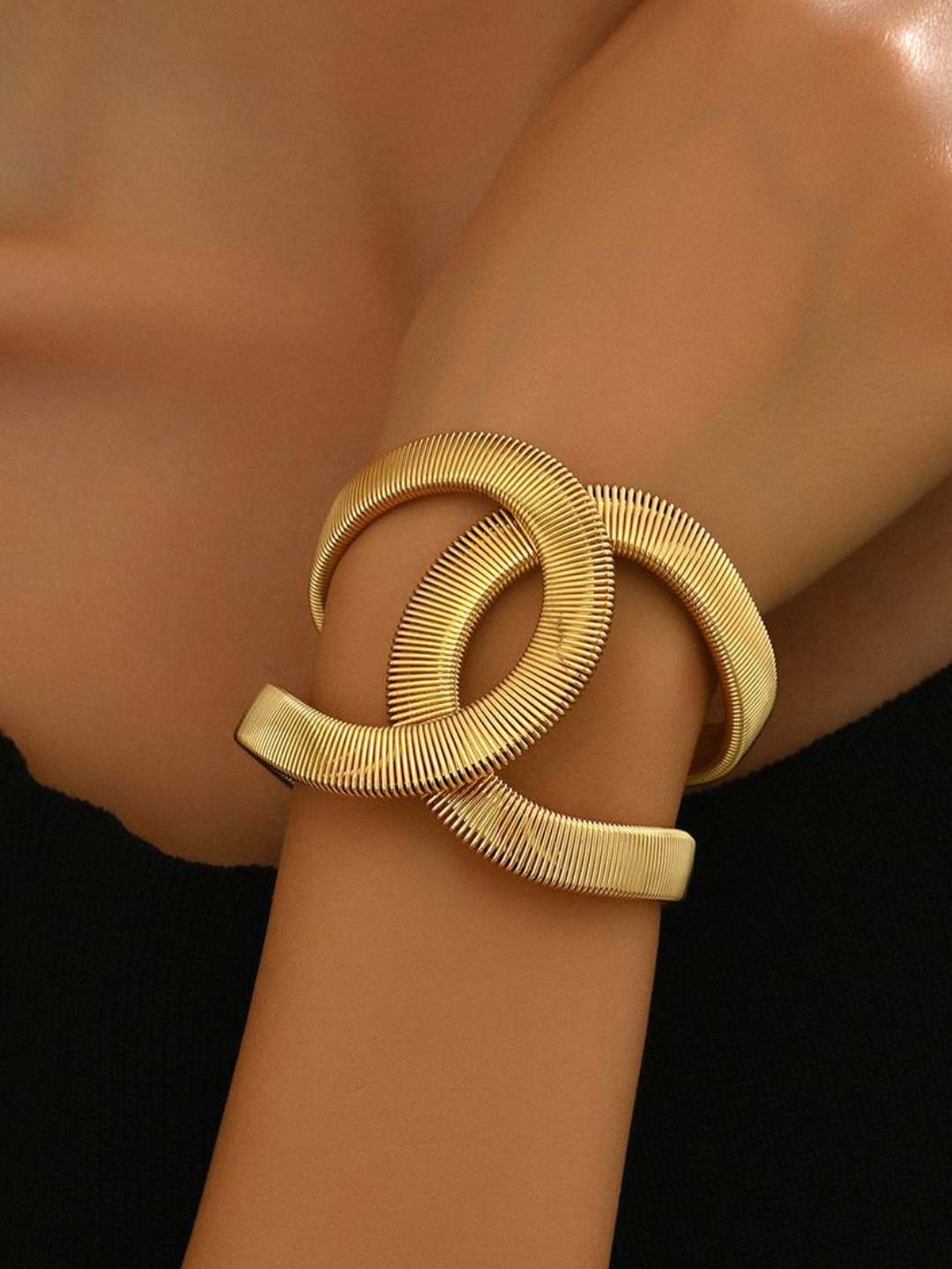 Ishhaara Courageous Coil Bracelet
