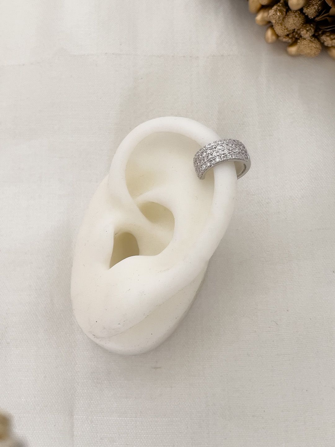Ishhaara Cz Huggie Earcuff
