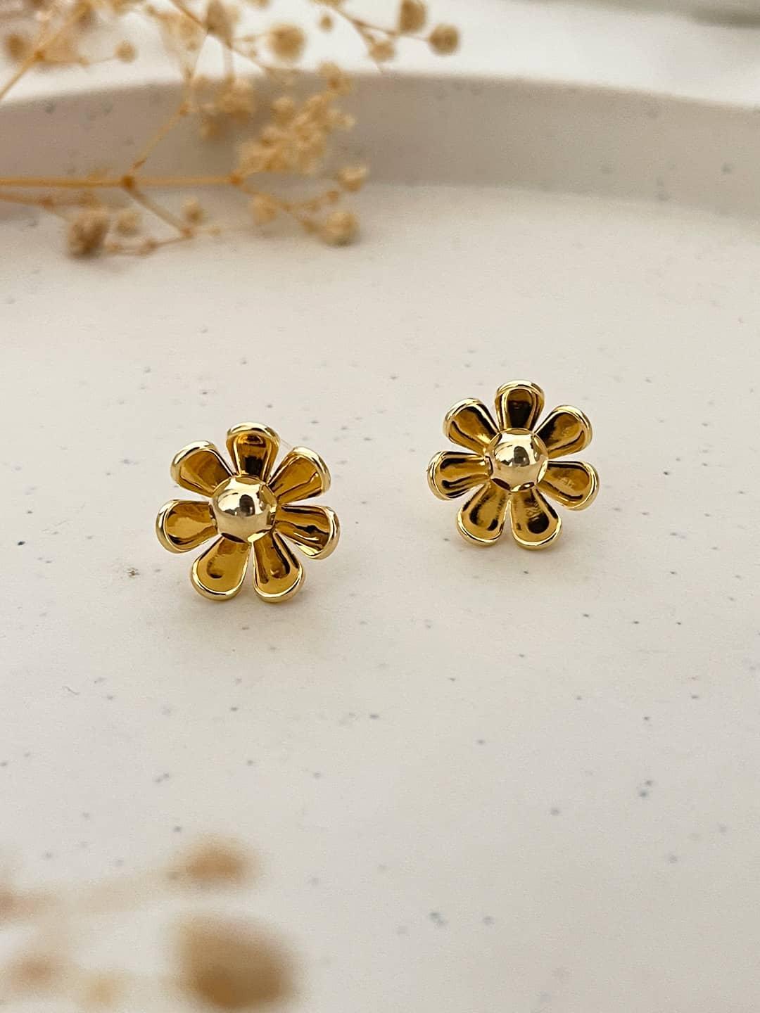 Ishhaara Daisy Flower Stud Earring