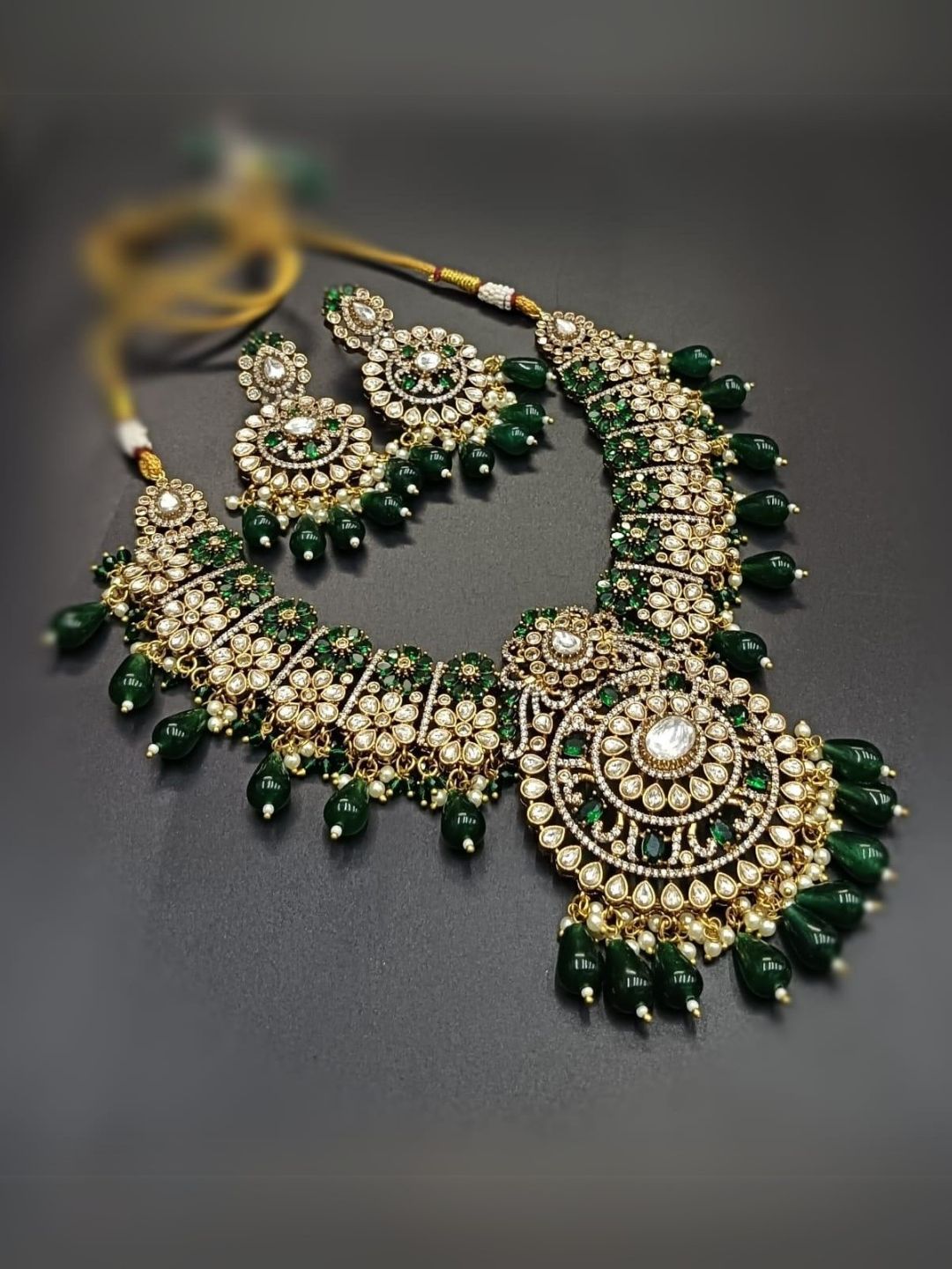 Ishhaara Dark Green Elegant Victorian Pendant Necklace With Earrings