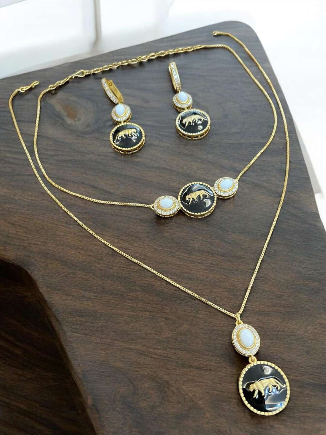Ishhaara Dual Layered Pendant Necklace