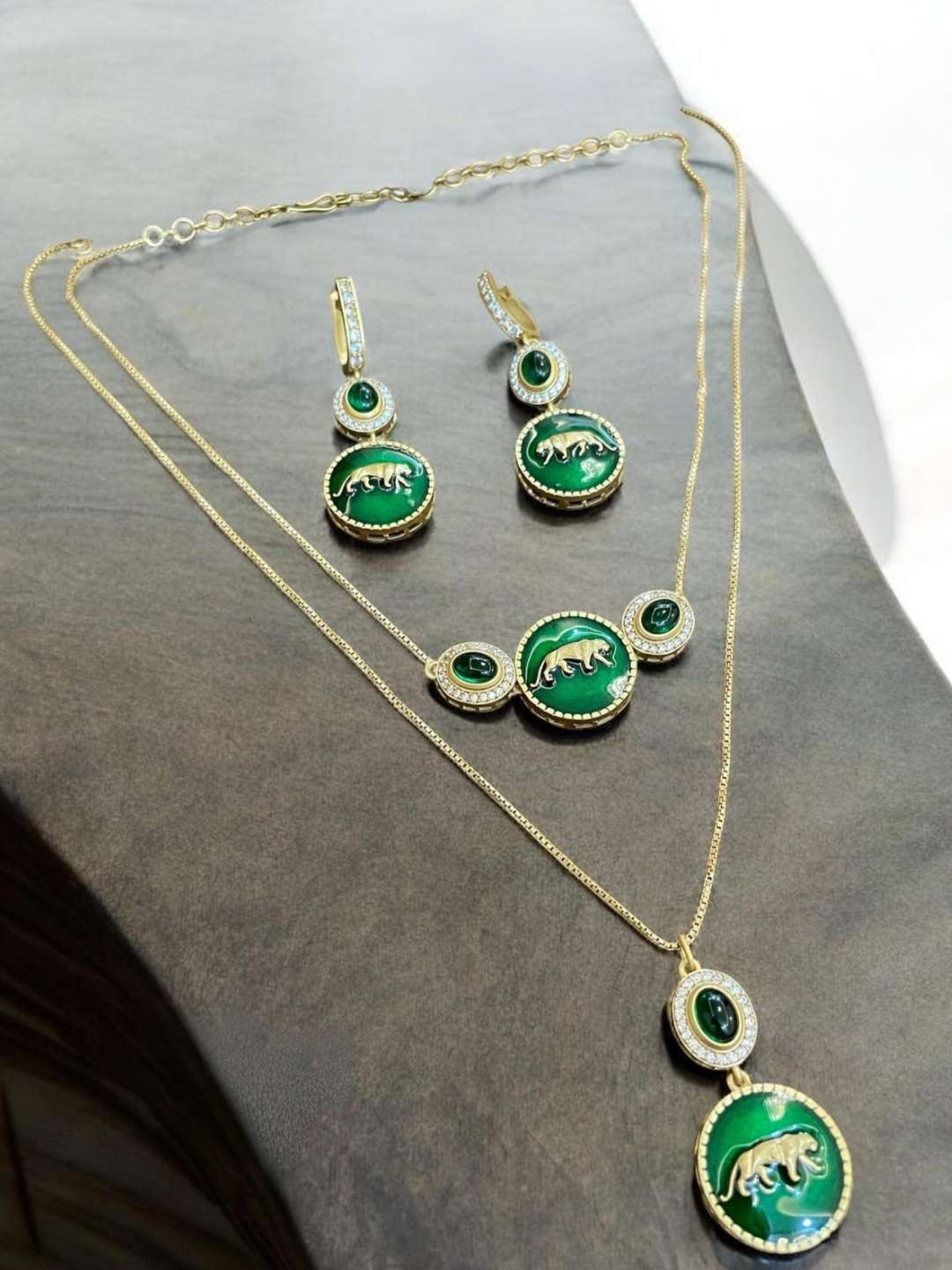 Ishhaara Dual Layered Pendant Necklace