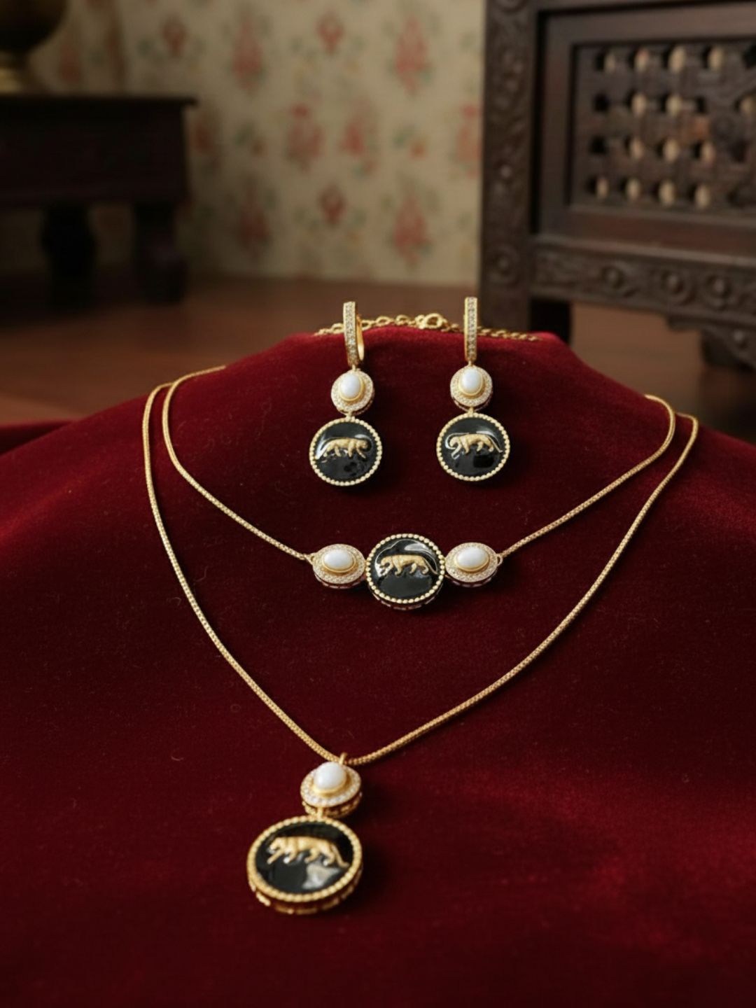 Ishhaara Green Dual Layered Pendant Necklace