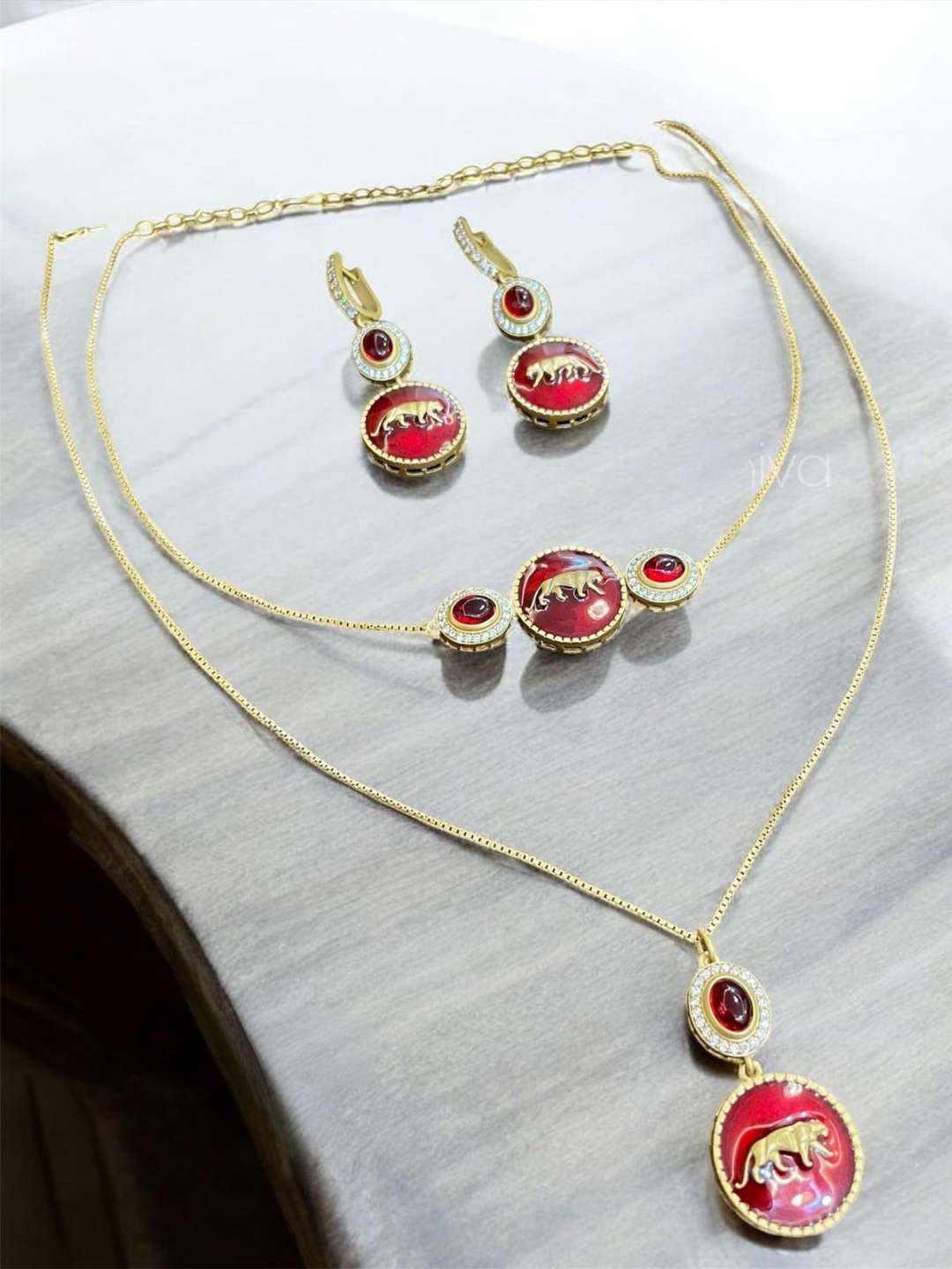Ishhaara Dual Layered Pendant Necklace