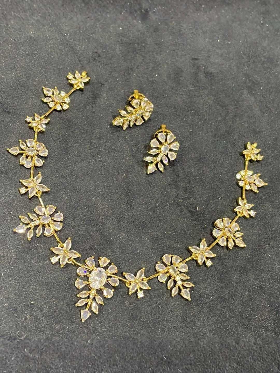 Ishhaara Elegant Ad Flower Short Necklace