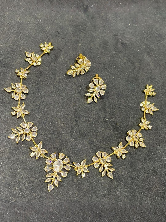 Ishhaara Elegant Ad Flower Short Necklace