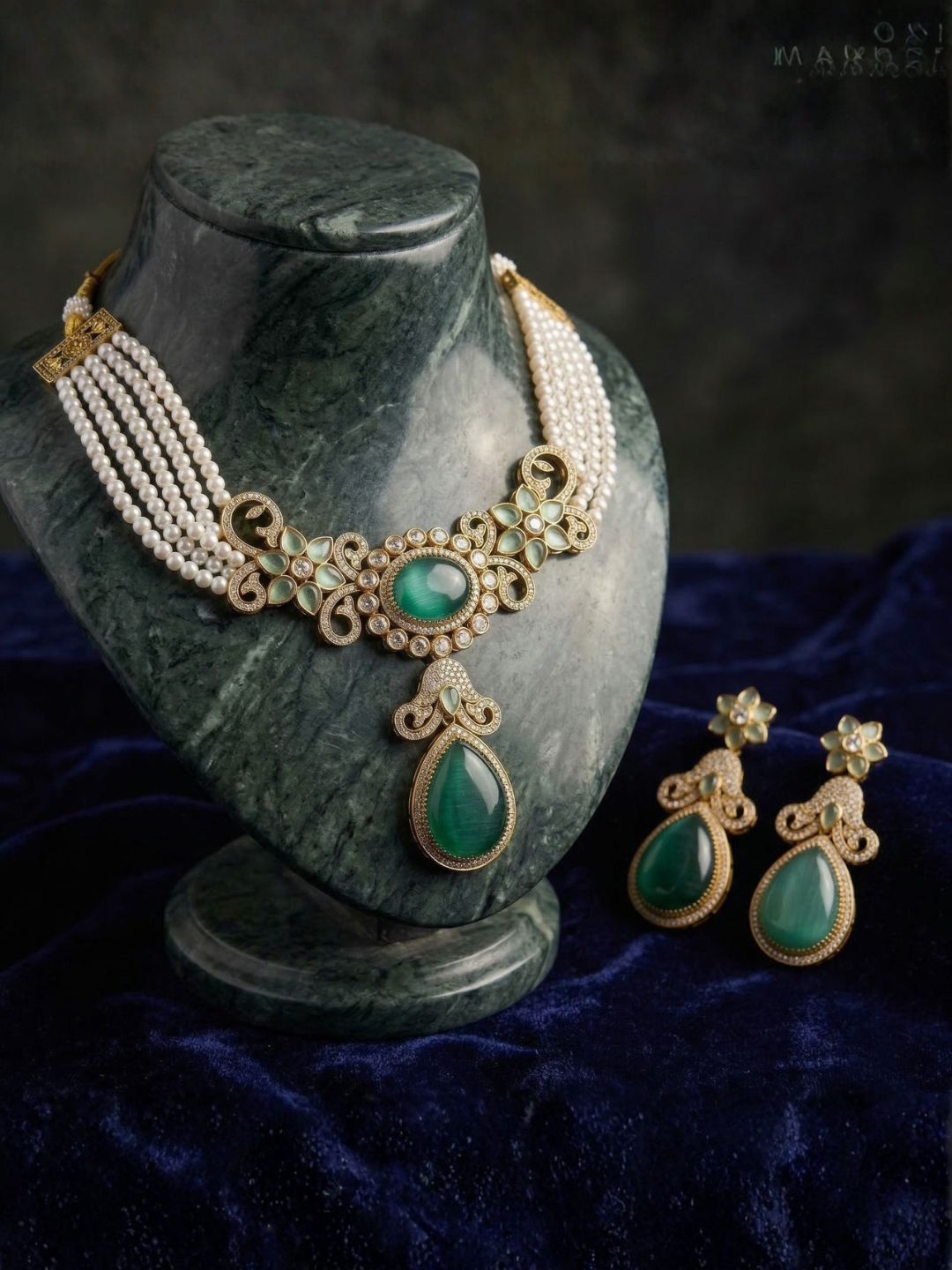Ishhaara Elegant Emerald Pearl Choker