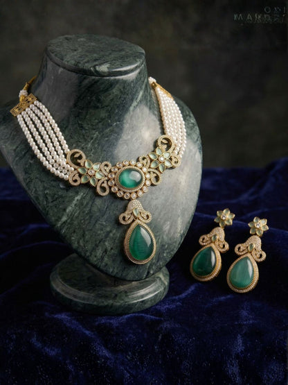 Ishhaara Elegant Emerald Pearl Choker