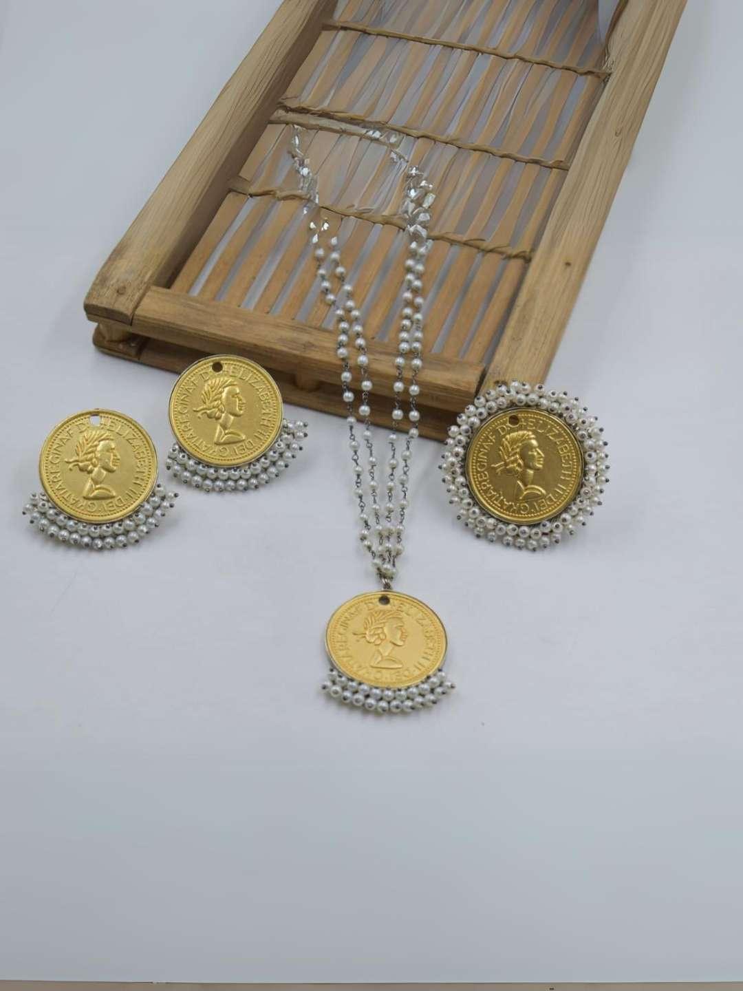 Ishhaara Elegant Golden Chain Locket Necklace