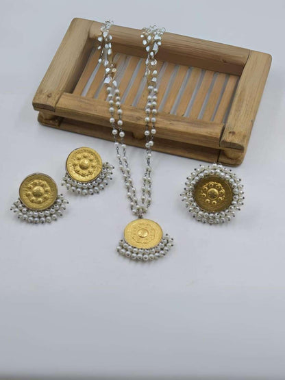 Ishhaara Elegant Golden Chain Locket Necklace