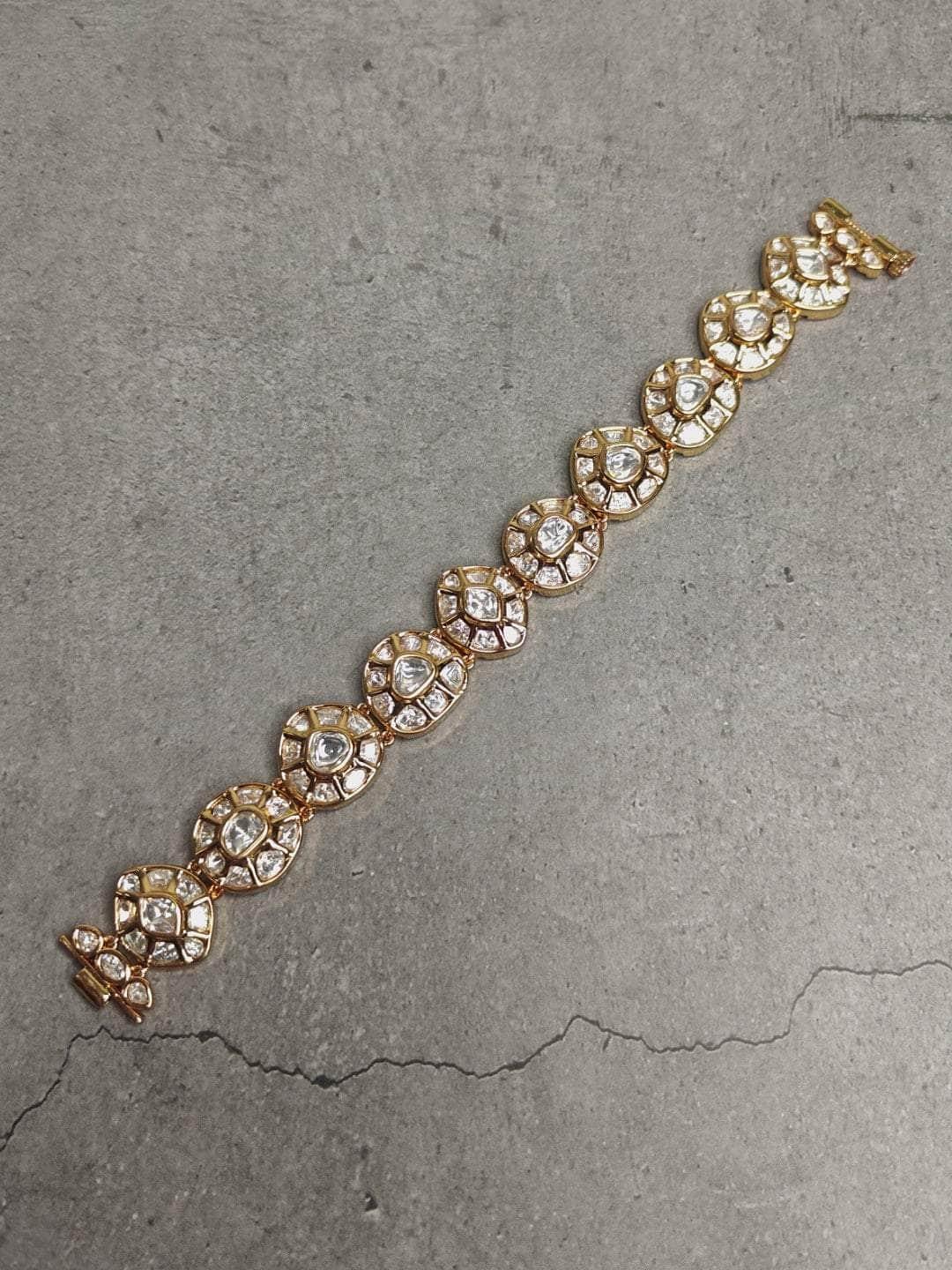 Ishhaara Elegant Kundan Studded Bracelet