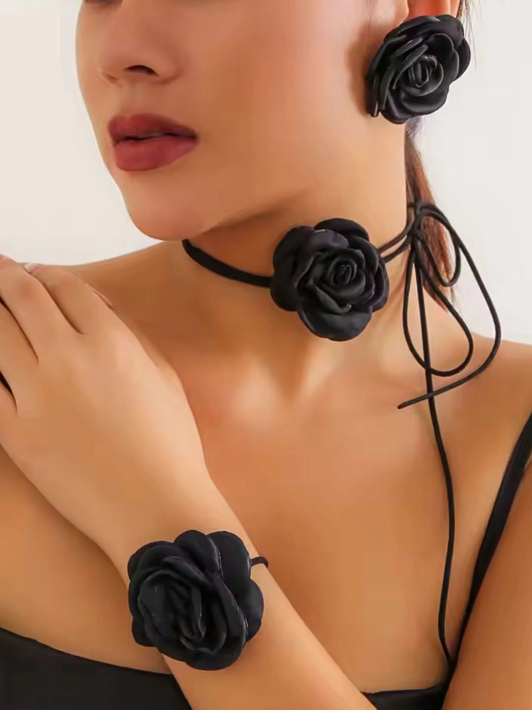 Ishhaara Elegant Lace Up Rope Chain Necklace