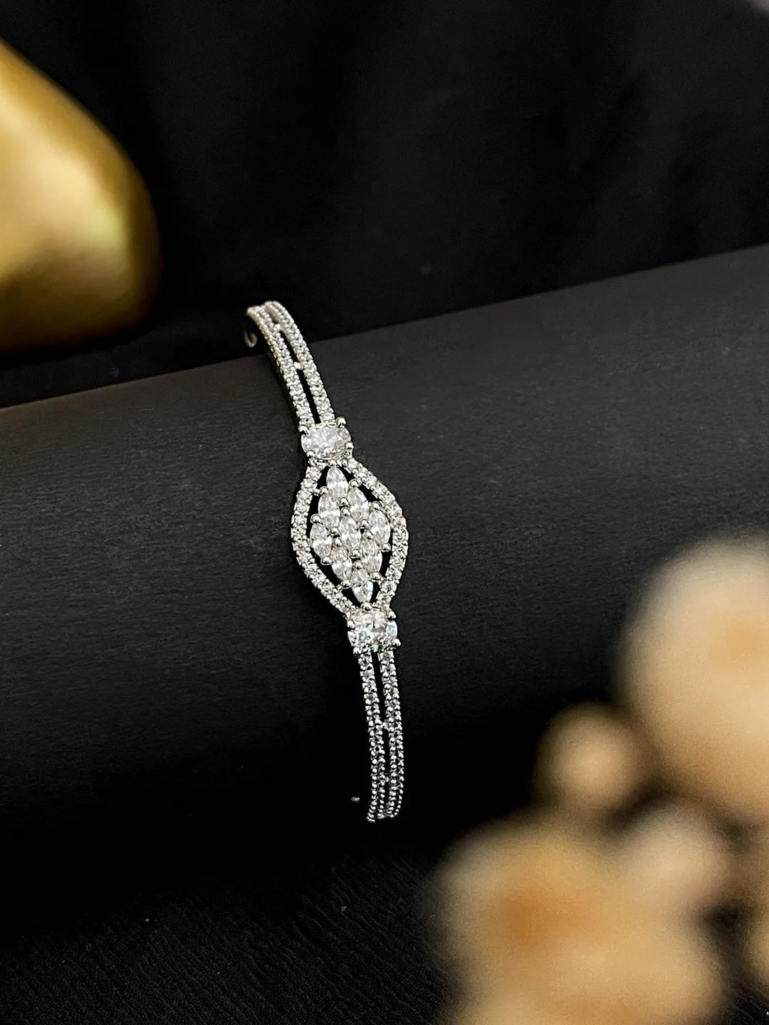 Ishhaara Elegant Openable Ad Kada