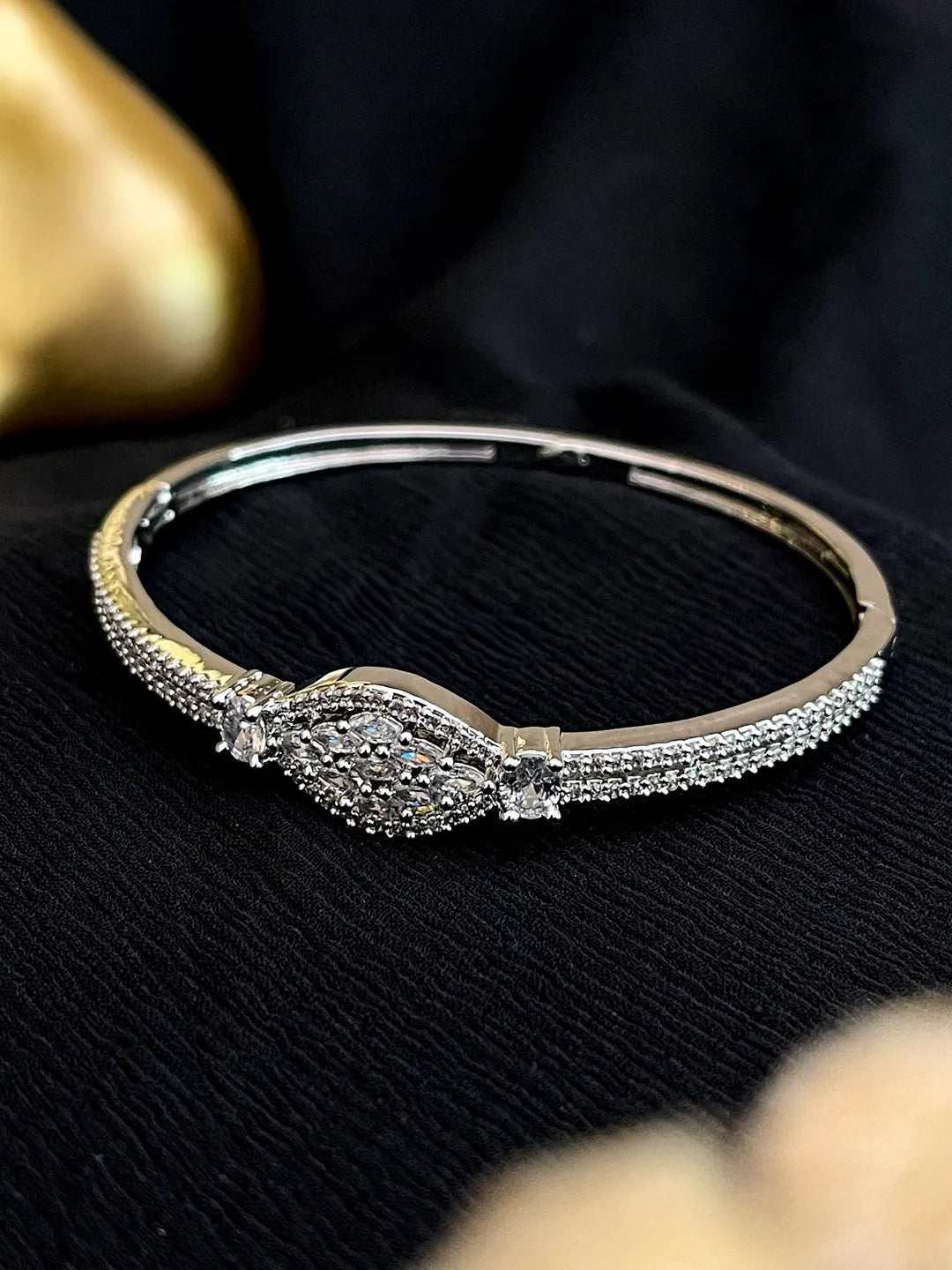 Ishhaara Elegant Openable Ad Kada