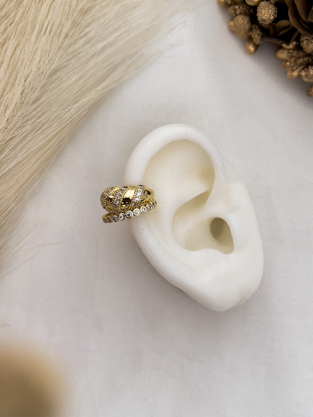 Ishhaara Elegant Strip Zirconia Earcuff