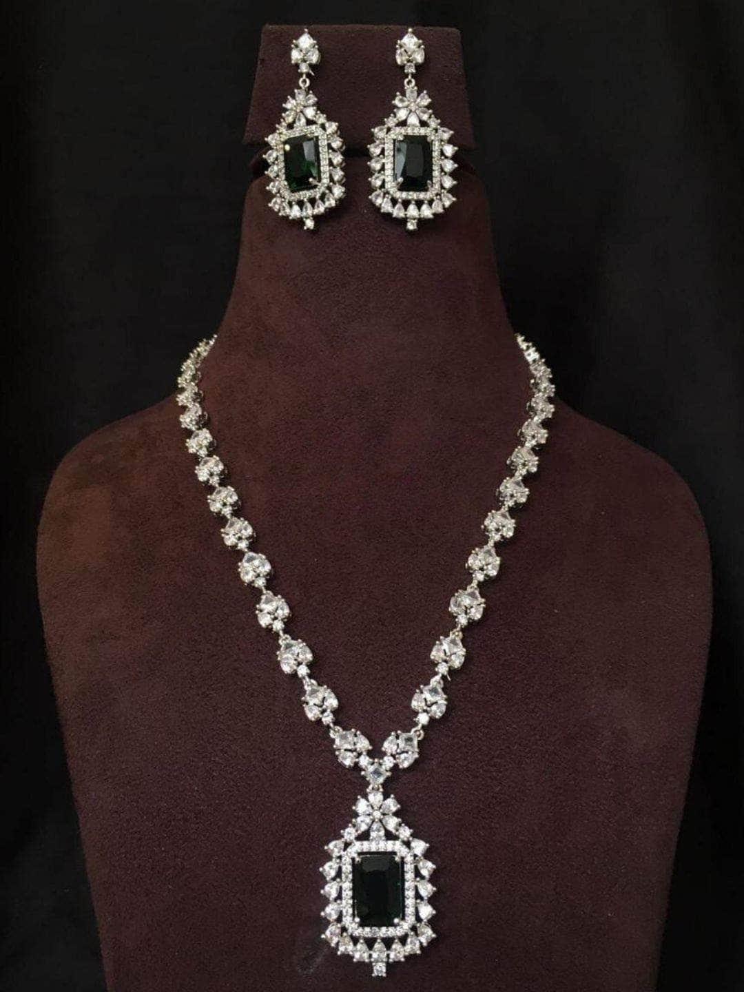 Ishhaara Emarald Green Royal Sqaure Solitaire Necklace