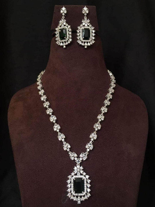 Ishhaara Emarald Green Royal Sqaure Solitaire Necklace