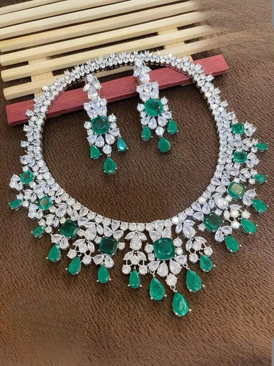 Ishhaara Emerald And Diamond Necklace