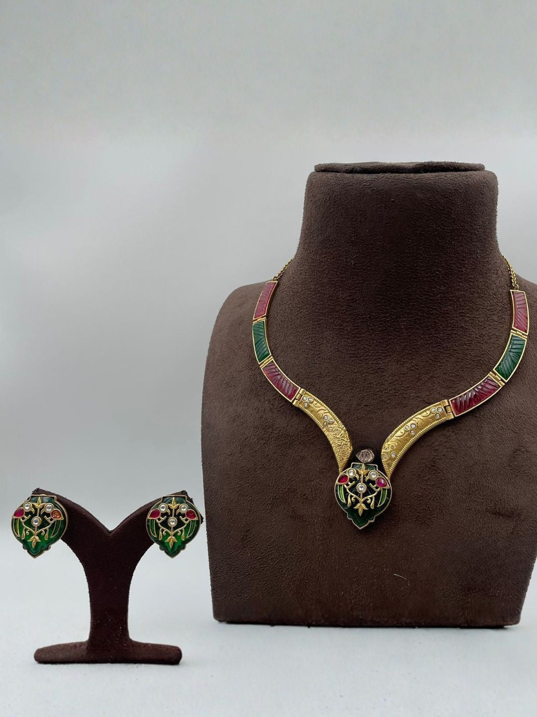 Ishhaara Emerald And Ruby Hasli Necklace Set