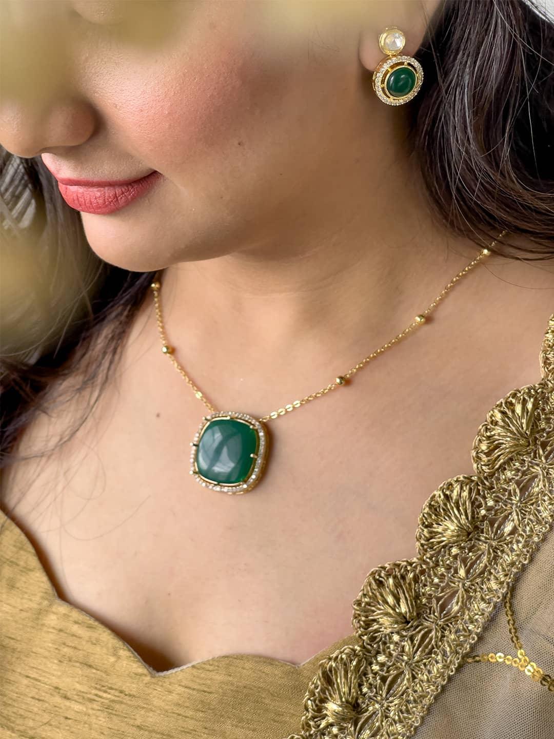 Ishhaara Emerald Glow Pendant Necklace