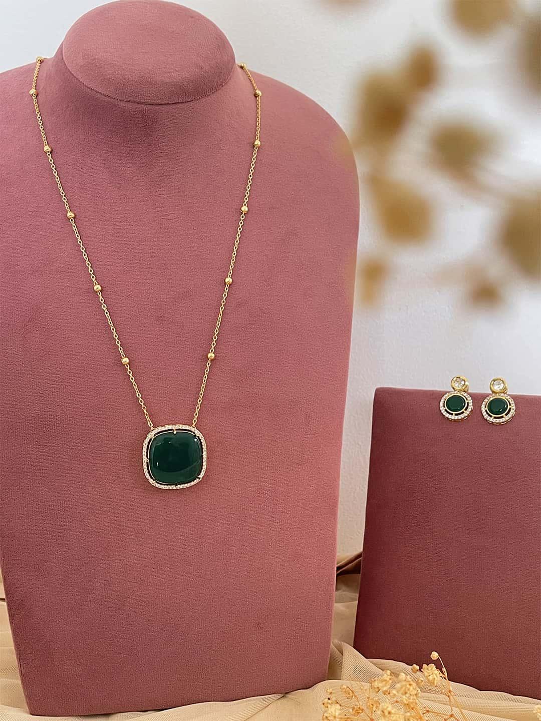 Ishhaara Emerald Glow Pendant Necklace