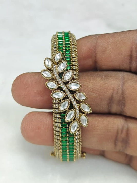 Ishhaara Emerald Gold Bracelet