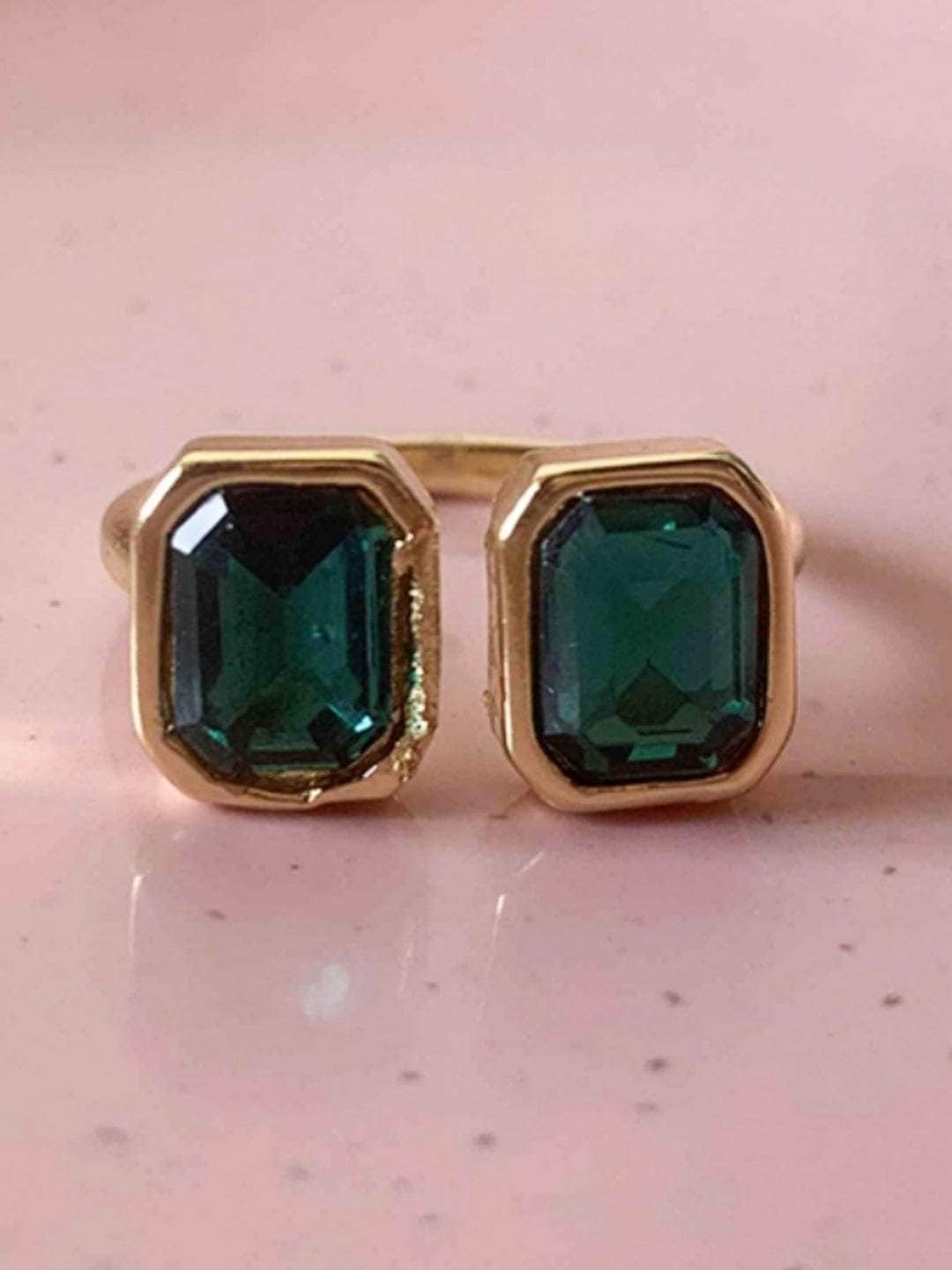Ishhaara Emerald Serenity Ring