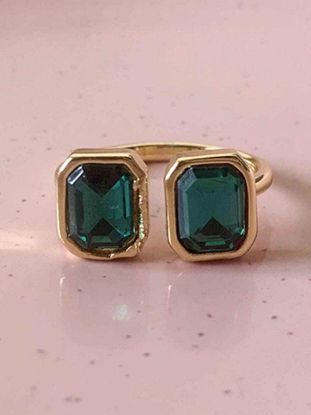 Ishhaara Emerald Serenity Ring