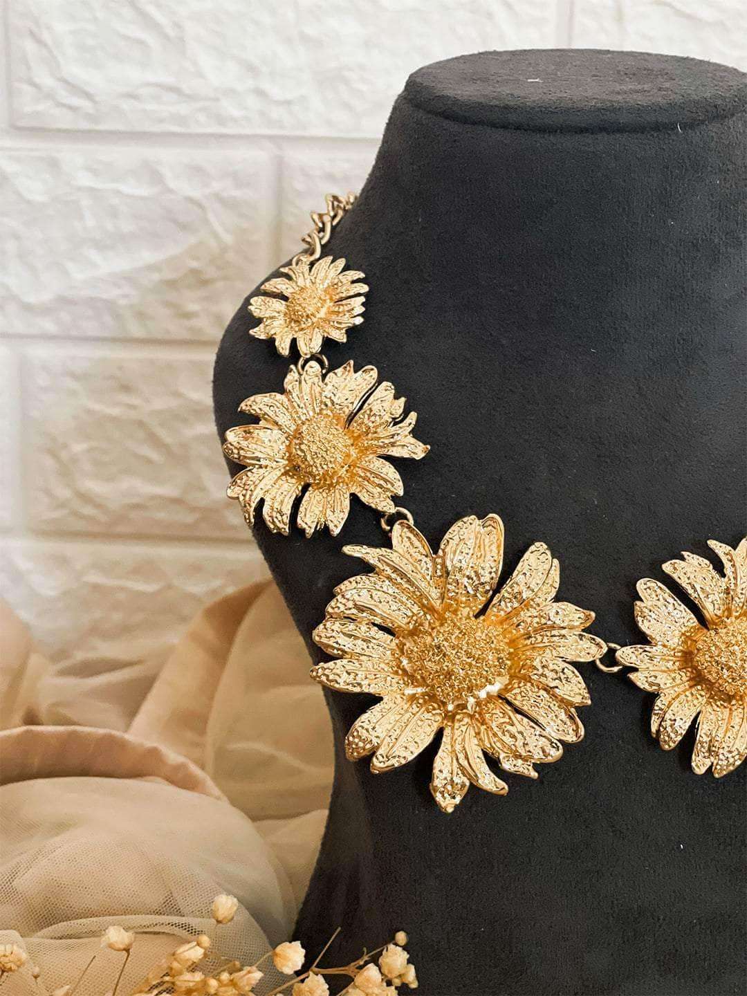 Ishhaara Enchanting Sunflower Necklace