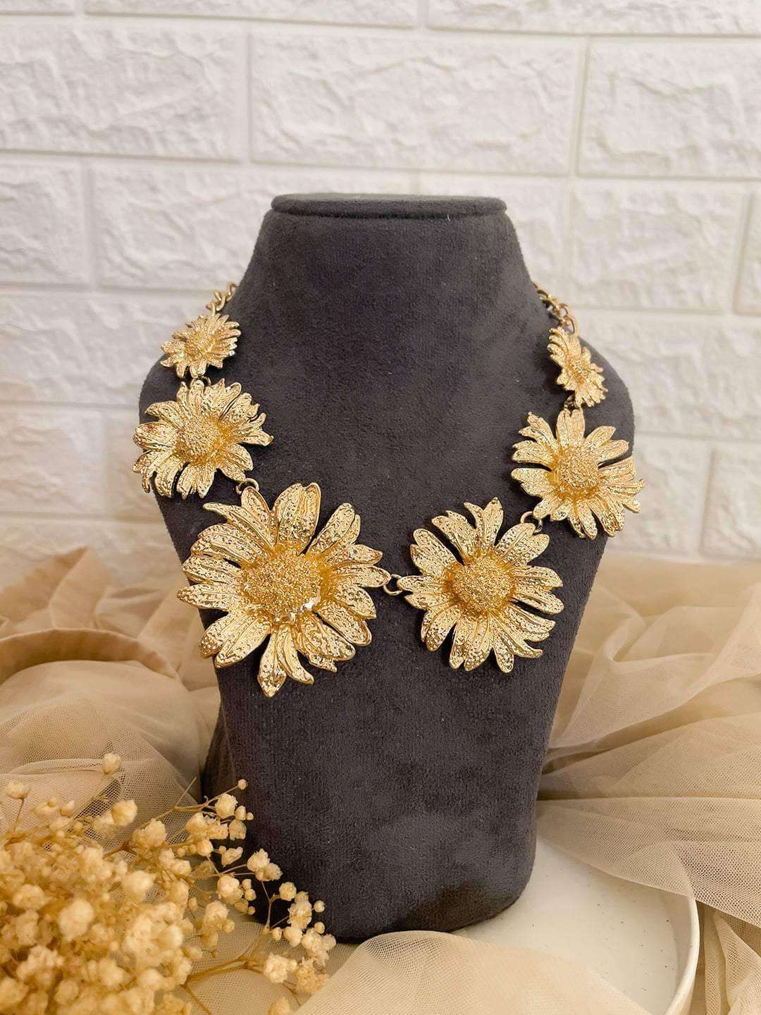 Ishhaara Enchanting Sunflower Necklace