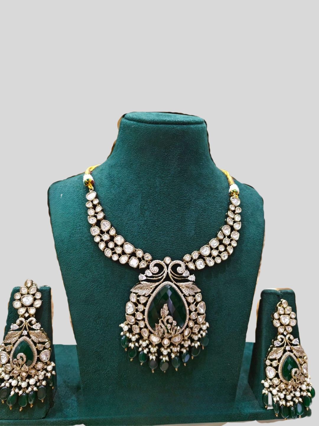 Ishhaara Exclusive Green Victorian Diamond Short Neckpiece