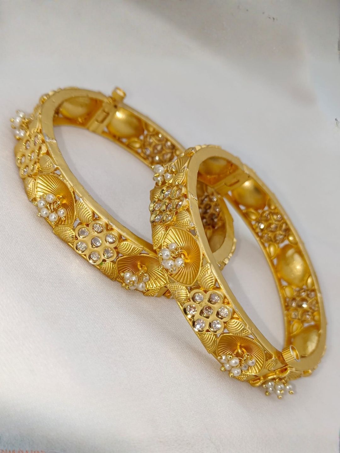 Ishhaara Exquisite Floral Gold Toned Bangle