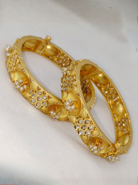 Ishhaara Exquisite Floral Gold Toned Bangle