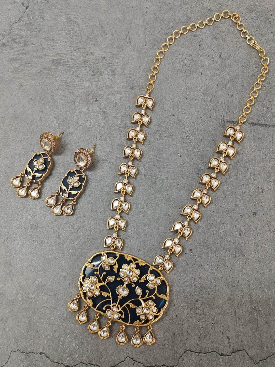 Ishhaara Eye-catching kundan leaf necklace set