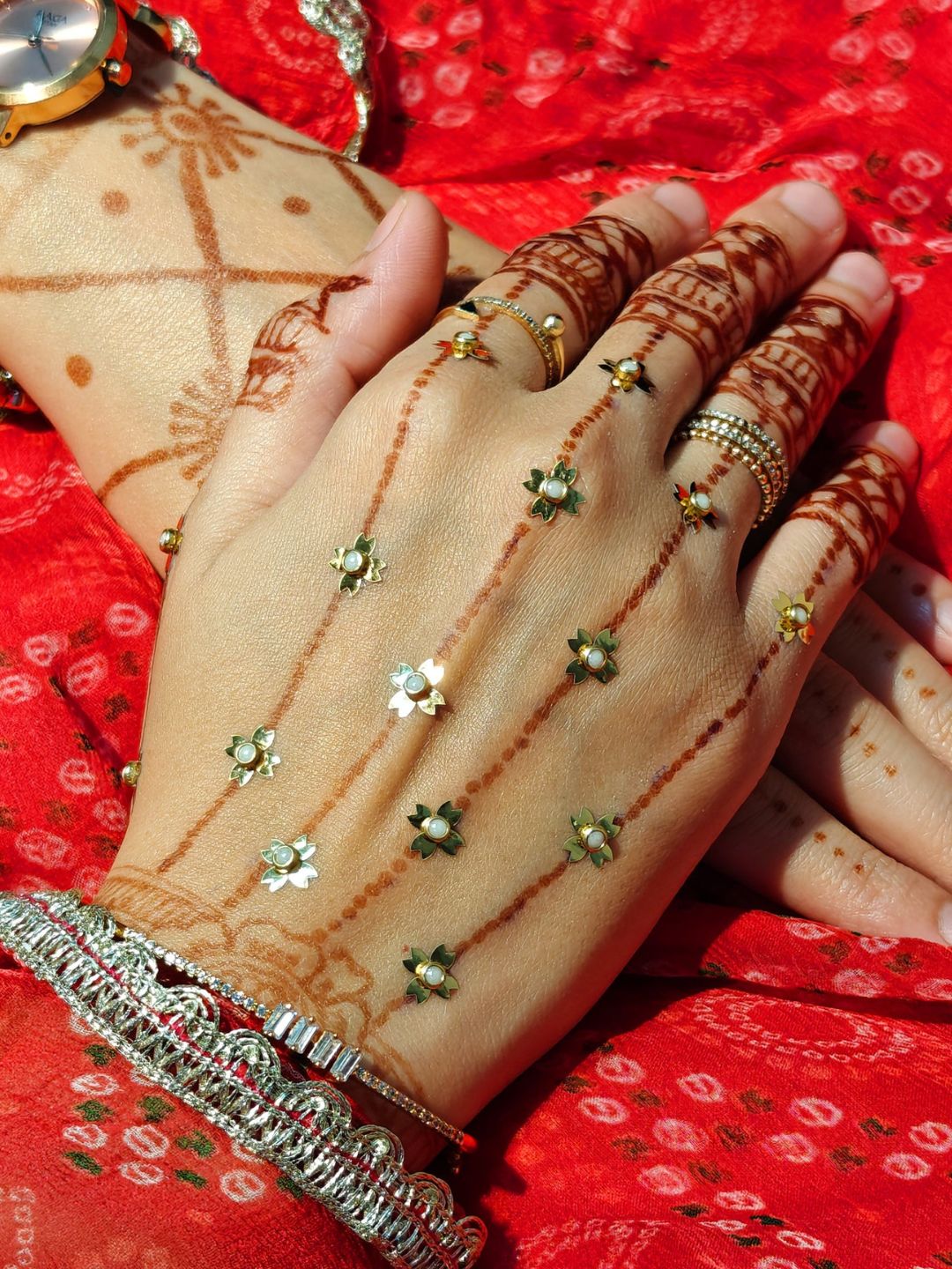 Ishhaara Floral Mehendi Bindis