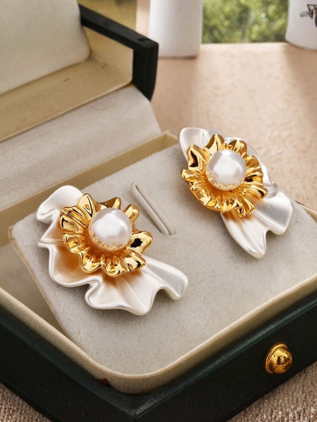 Ishhaara Floral Pearl Earring