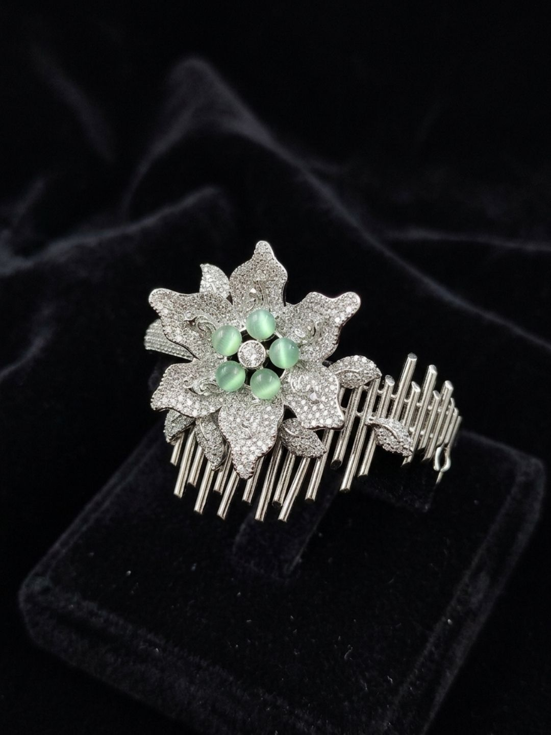 Ishhaara Flower Shaped Ad Bracelet