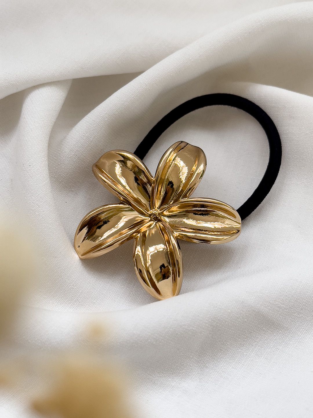 Ishhaara Flower Shaped Stainless Steel Rubber Band