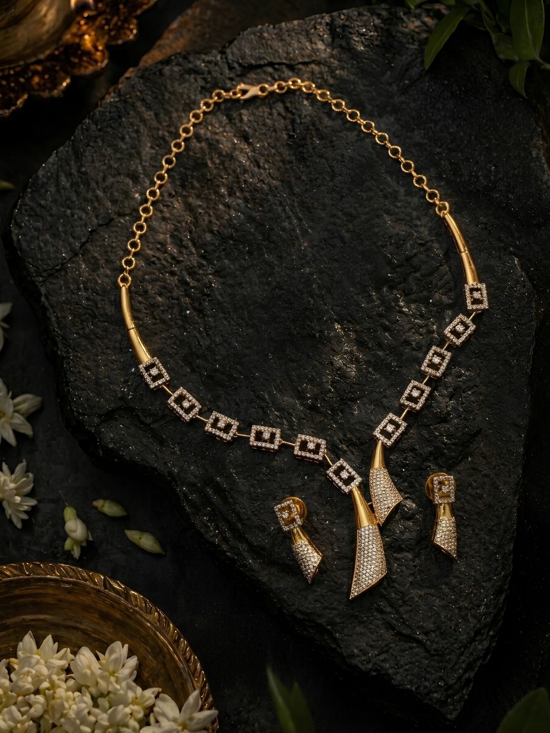 Ishhaara Geometric Square Design Necklace