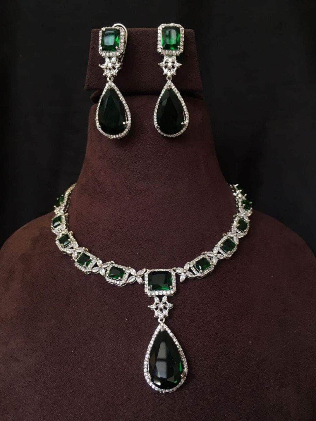 Ishhaara Glamorous Emerald Necklace