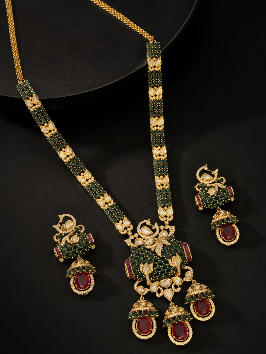 Ishhaara Gold And Emerald Pendant Set