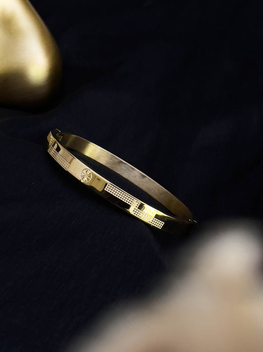 Ishhaara Gold Bracelet With Dotted Pattern