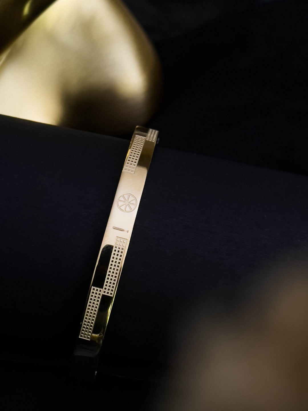 Ishhaara Gold Bracelet With Dotted Pattern